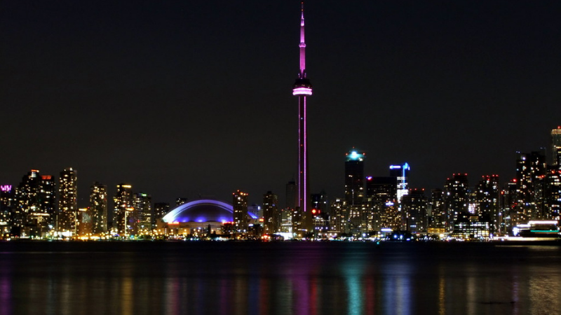 Vista noturna na CN Tower em Toronto