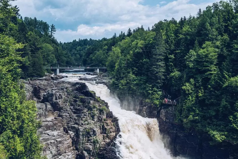 Cachoeira no Parque Canyon Sainte-Anne em Quebec