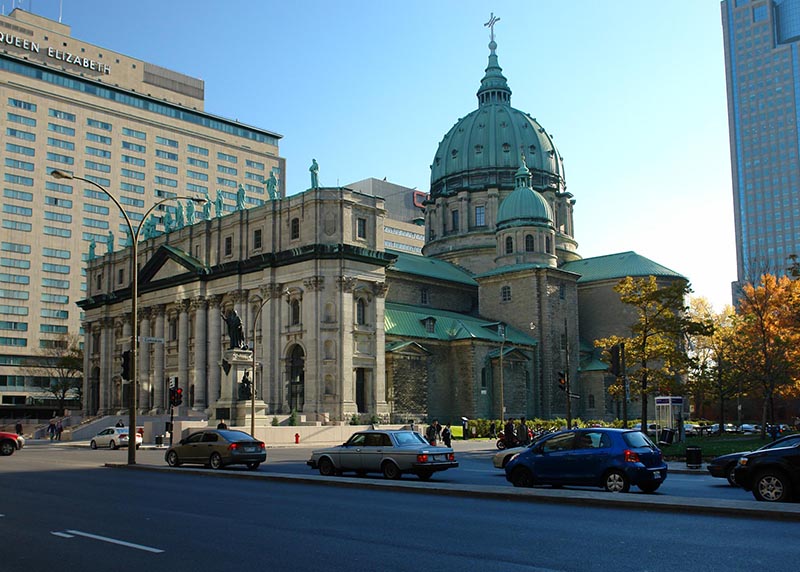 Rua Cathédrale St, endereço da Basílica de Marie Reine em Montreal