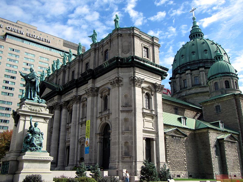 Lateral e estátuas da Basílica de Marie Reine em Montreal