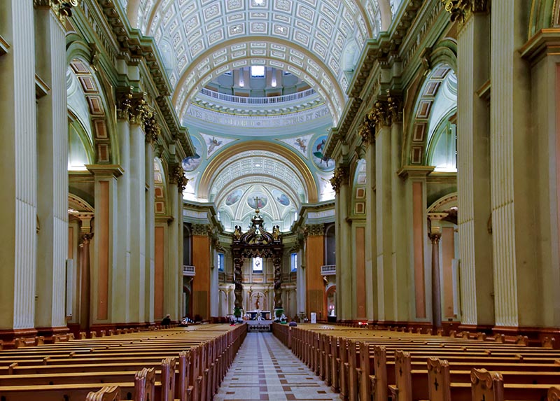 Interior da Basílica de Marie Reine em Montreal