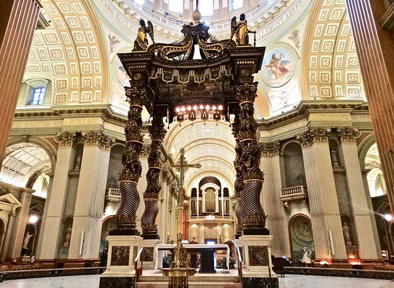 Altar da Basílica de Marie Reine em Montreal