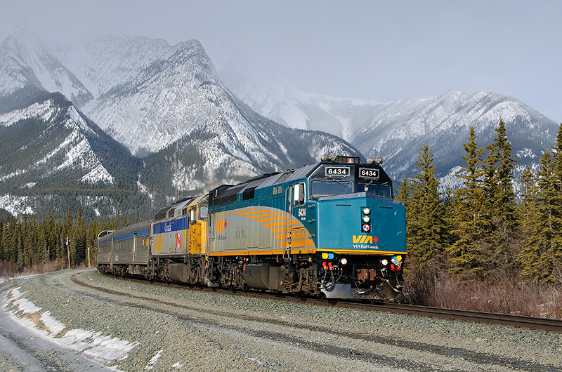 Trem da companhia VIA Rail no Canadá