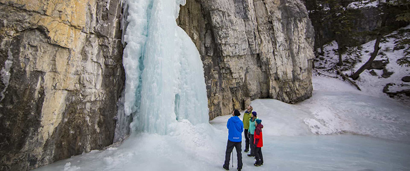 Base da cachoeira Johnston Canyon Icewalk em Banff