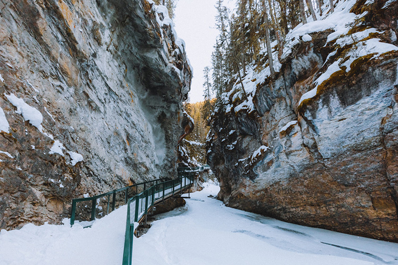 Estrutura do Johnston Canyon Icewalk em Banff
