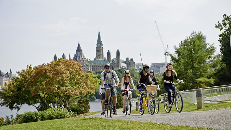 Grupo do passeio de bicicleta em Ottawa