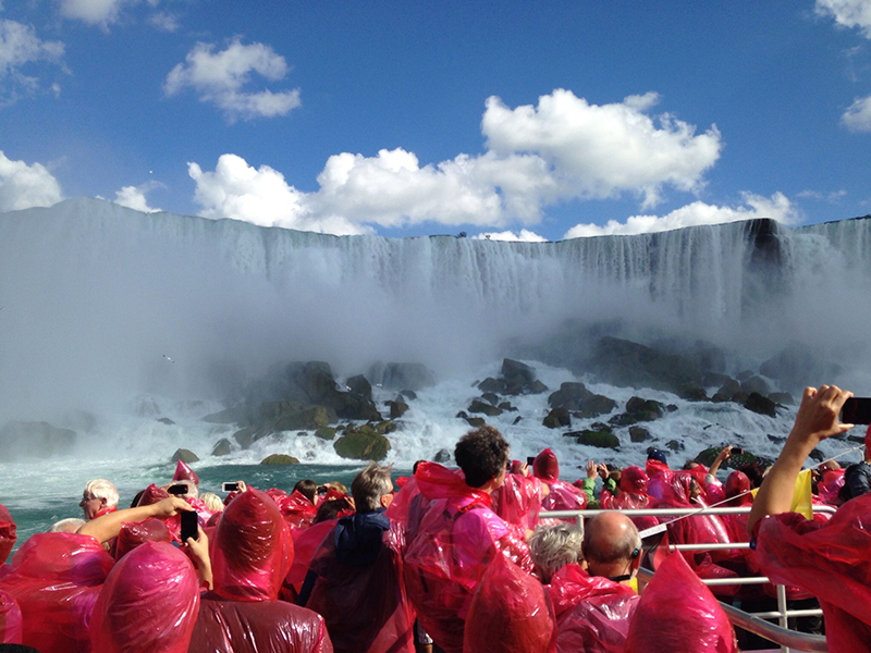 Grupo de turistas no cruzeiro Voyage to the Falls em Niagara Falls