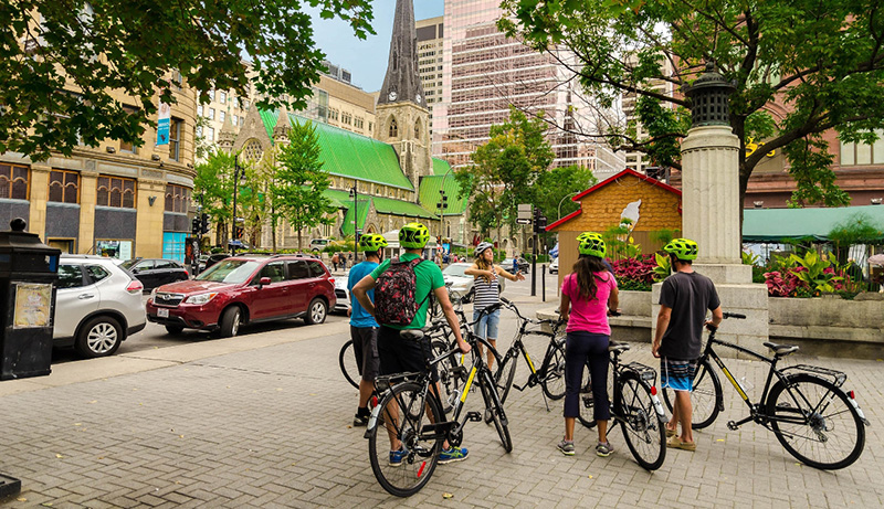 Grupo da excursão de bicicleta em Montreal 