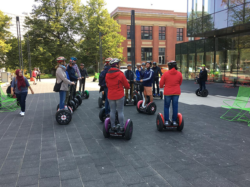 Grupo do passeio de patinete elétrico em Halifax
