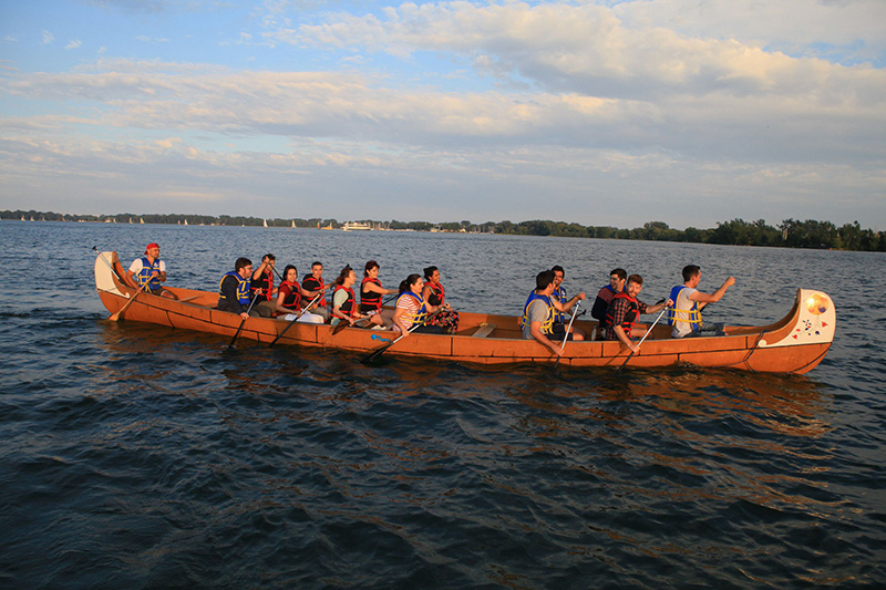 Grupo na excursão de canoa pelas Ilhas de Toronto
