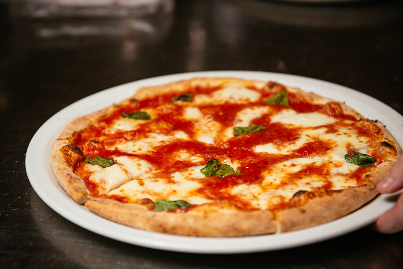 Tradicional pizza italiana na Little Italy em Vancouver