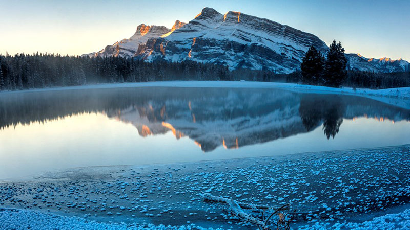 Lago do Parque Nacional de Banff no inverno
