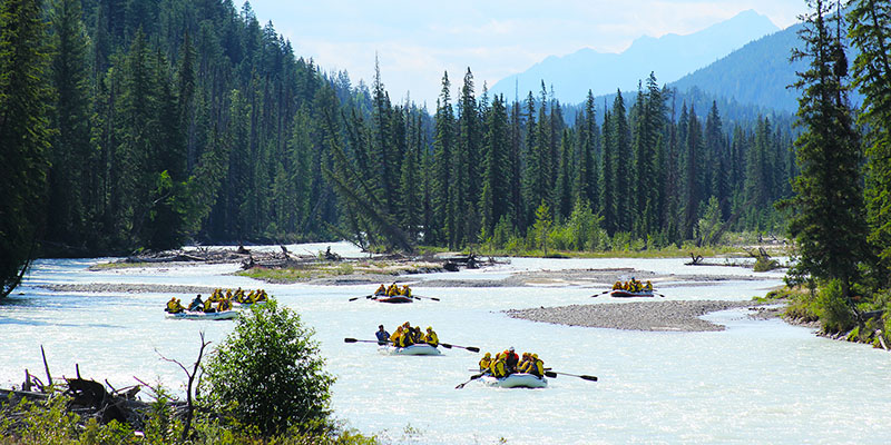 Grupo no Passeio de Rafting em Banff 