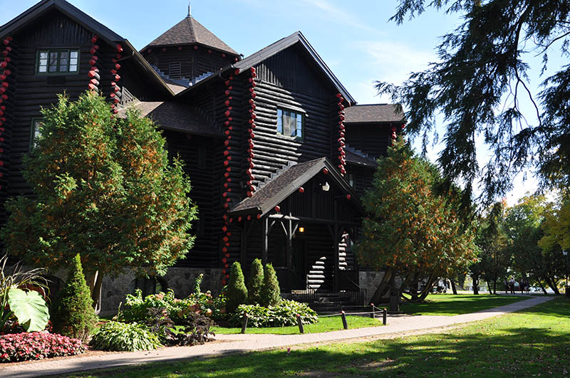 Fachada da Montebello Lodge em Montreal