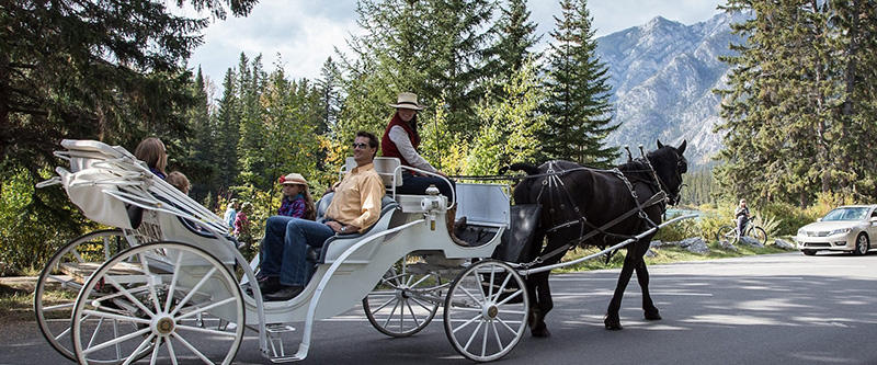Turistas no Passeio de carruagem em Banff