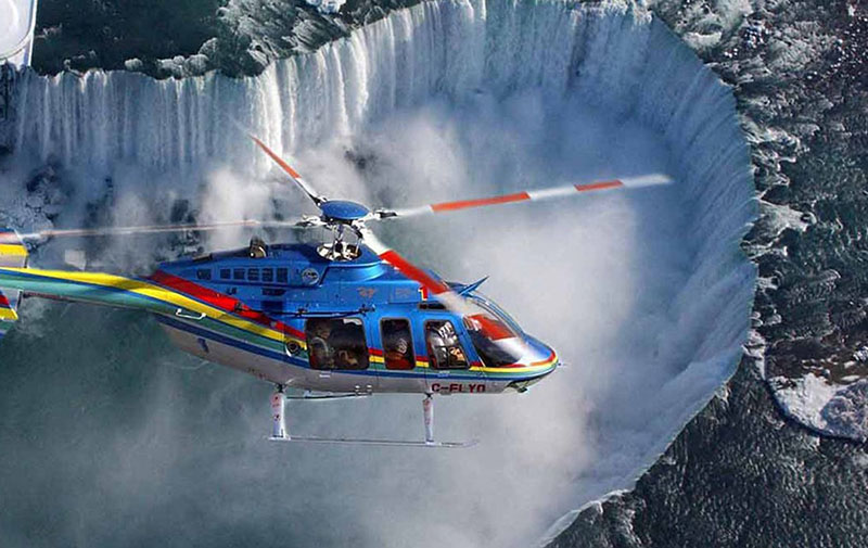 Vista das cataratas do passeio de helicóptero em Niagara Falls