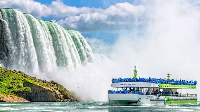Turistas em Niagara Falls em Toronto